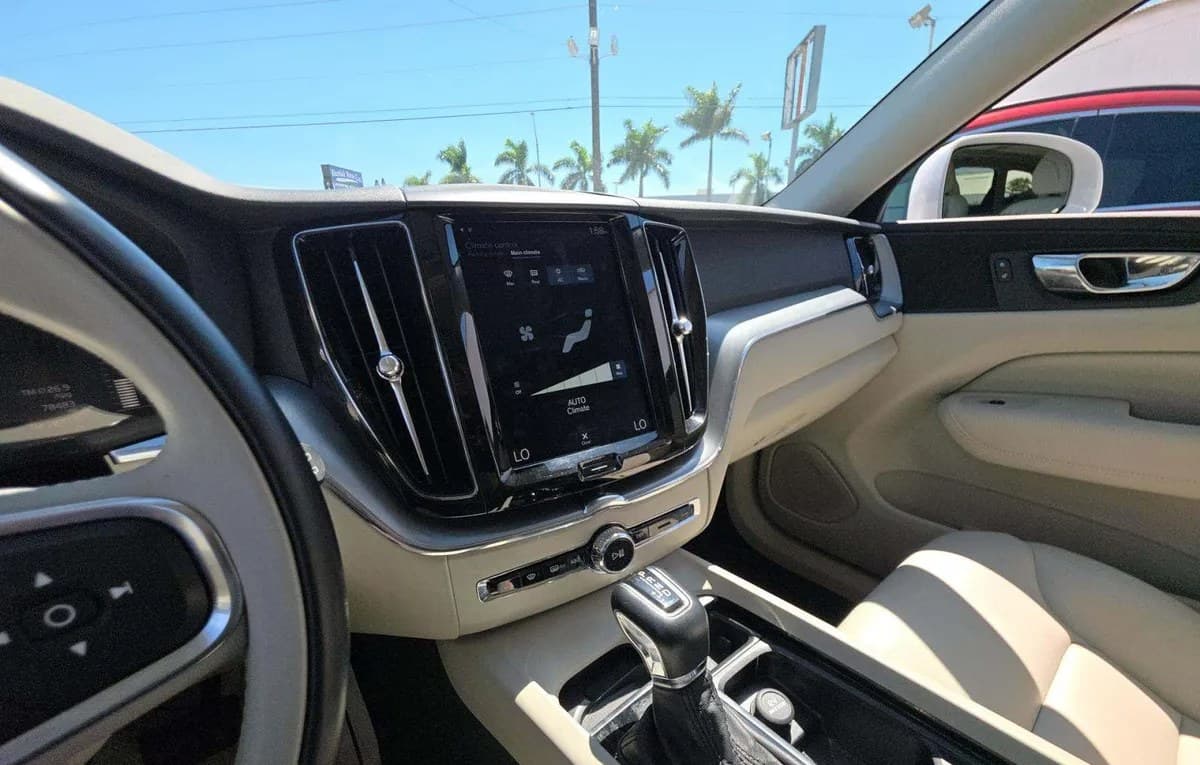 2019 VOLVO XC60 T5 Momentum 7