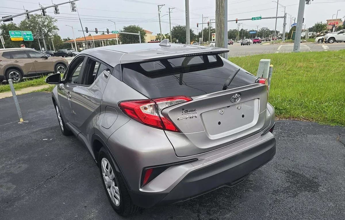 2020 TOYOTA C-HR LE 3