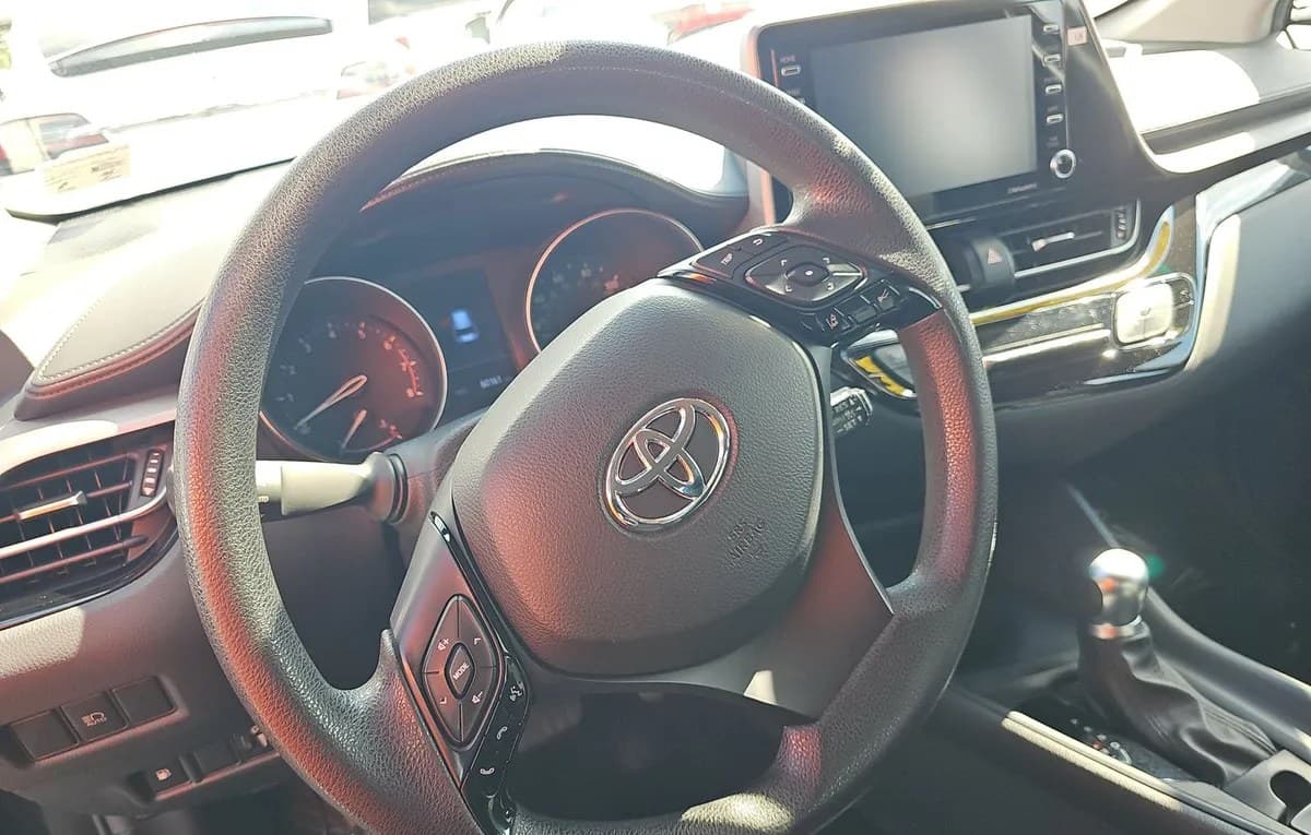 2020 TOYOTA C-HR LE 7