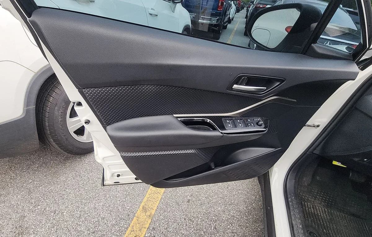 2019 TOYOTA C-HR XLE 6