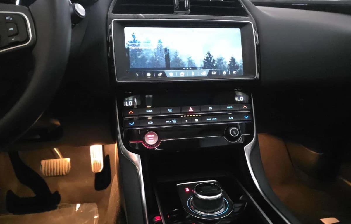 2019 JAGUAR XE 25t 7