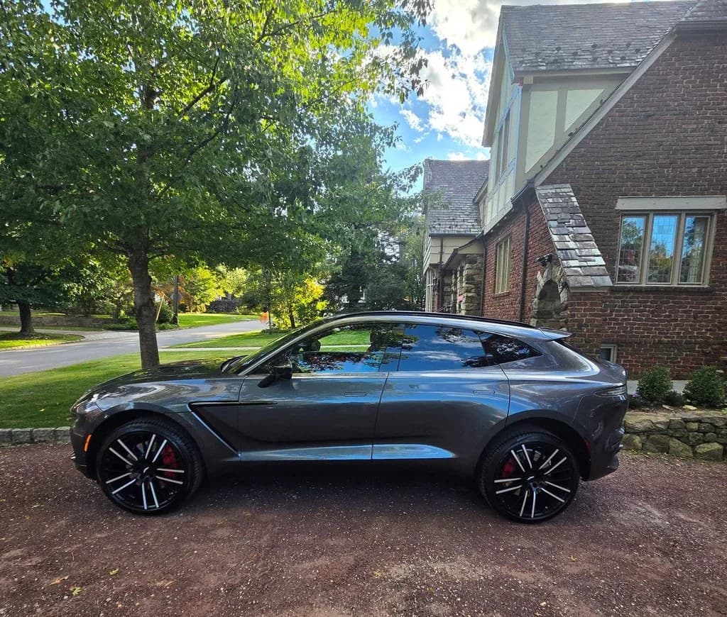 2023 ASTON MARTIN DBX V8
