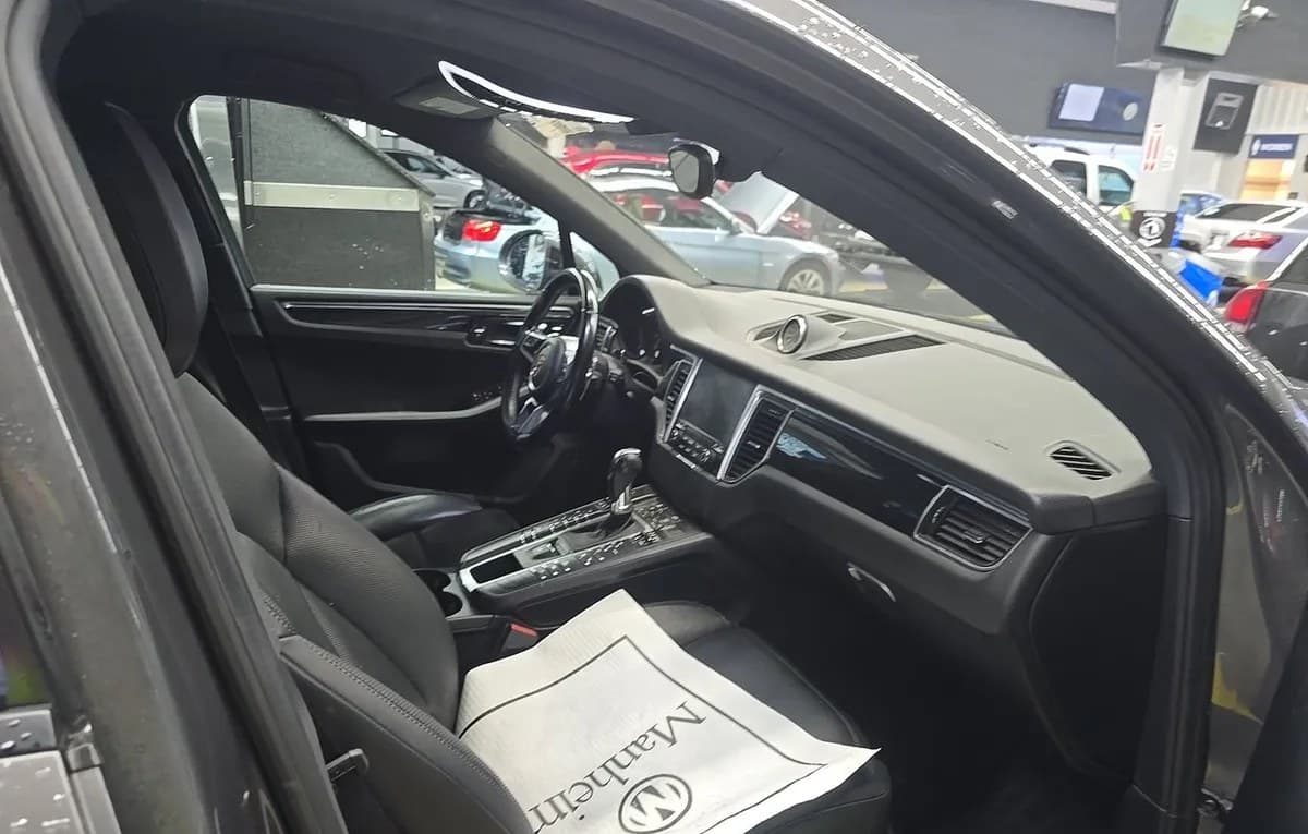 2018 PORSCHE MACAN Base 5
