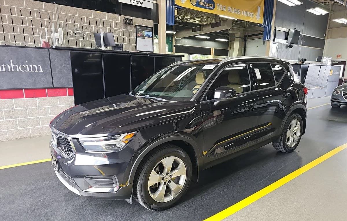 2019 VOLVO XC40 T5 Momentum 2