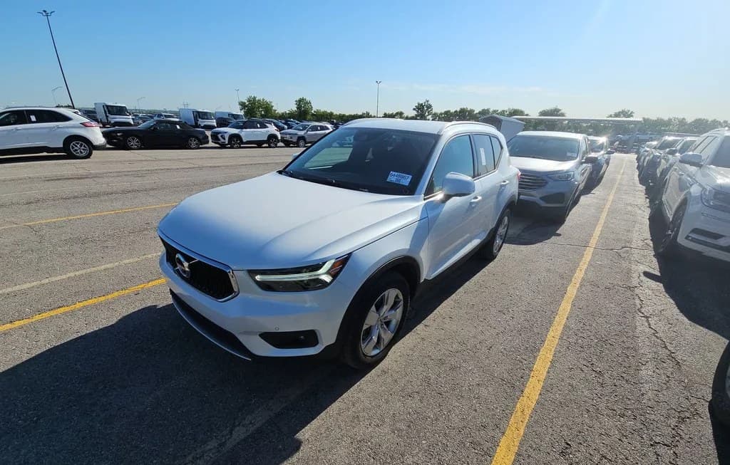 2022 VOLVO XC40 T4 MOMENTUM