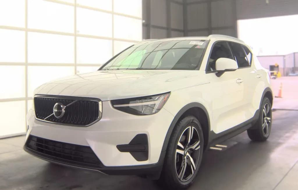 2023 VOLVO XC40 B4 CORE