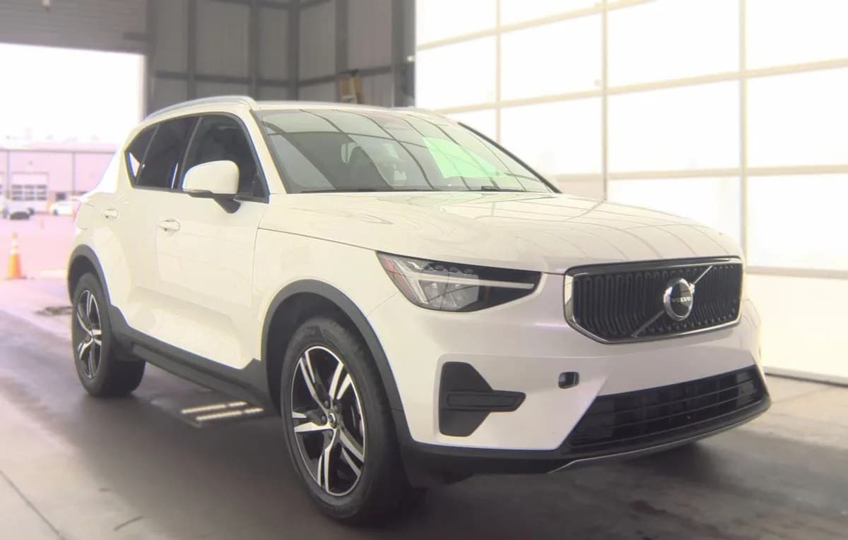 2023 VOLVO XC40 B4 CORE 4