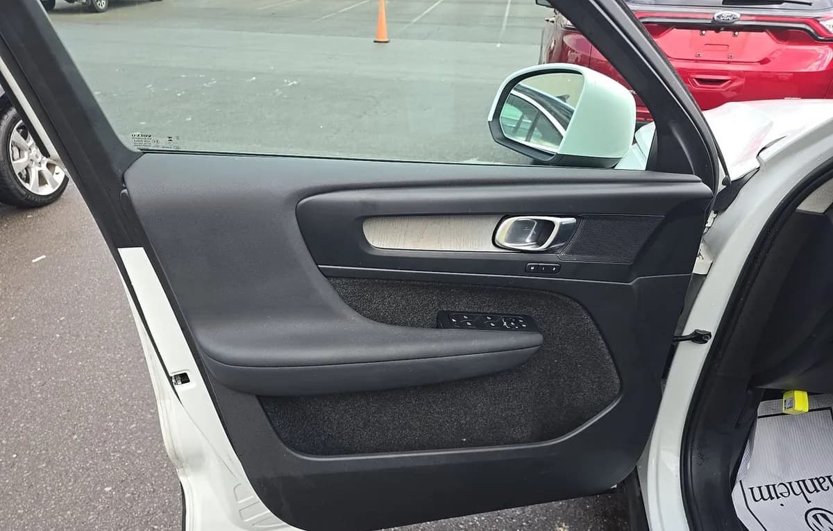 2023 VOLVO XC40 B4 CORE 6