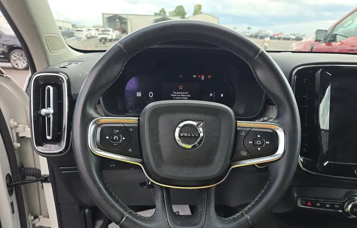 2023 VOLVO XC40 B4 CORE 7