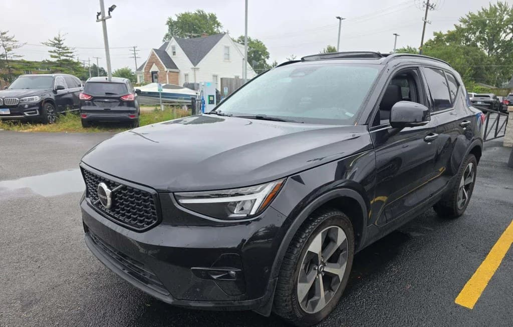 2023 VOLVO XC40 B4 ULTIMATE DARK THEME
