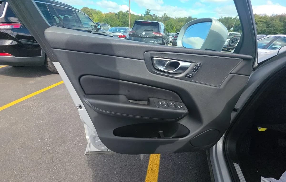 2023 VOLVO XC60 B5 PLUS BRIGHT THEME 6