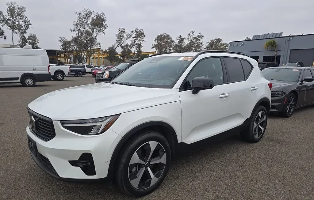 2025 VOLVO XC40 B5 PLUS DARK THEME