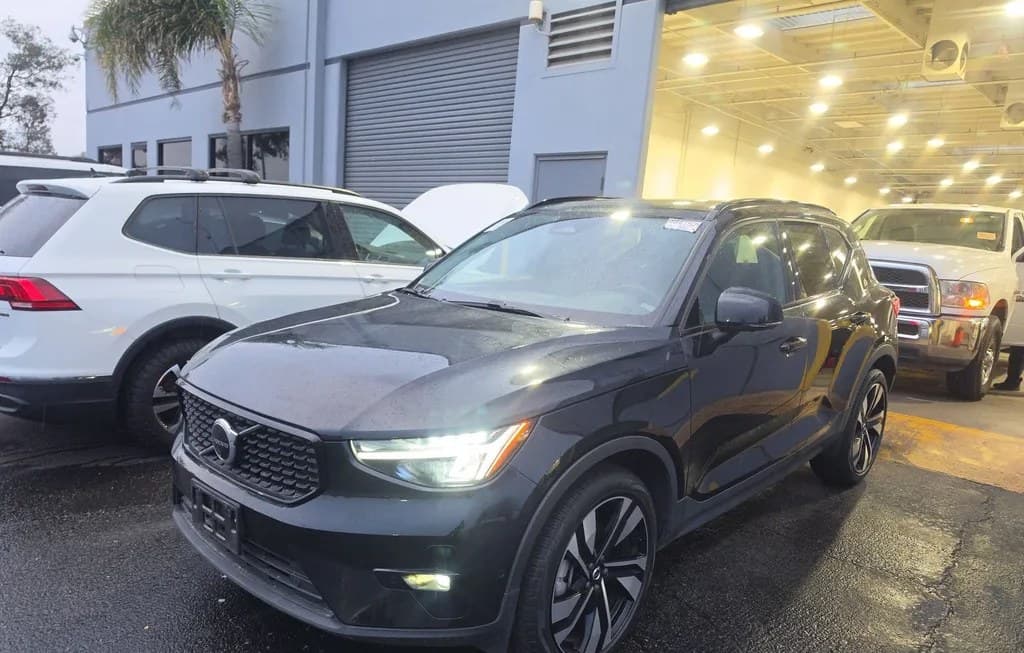 2025 VOLVO XC40 B5 PLUS DARK THEME