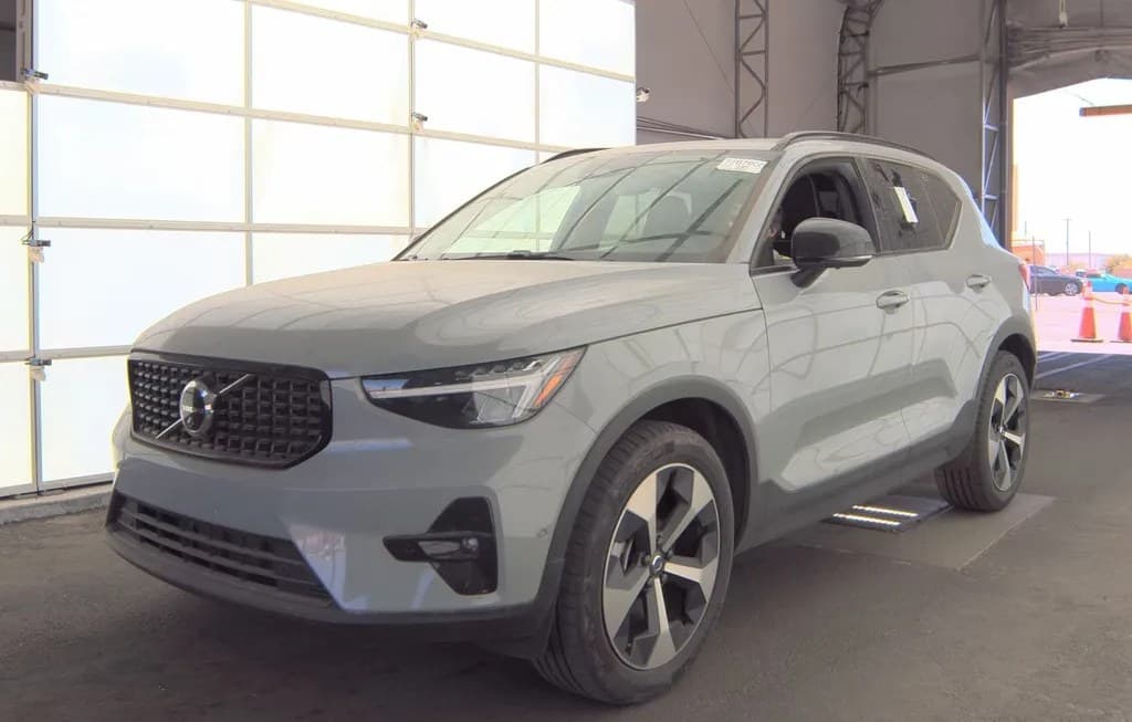 2025 VOLVO XC40 B5 PLUS DARK THEME