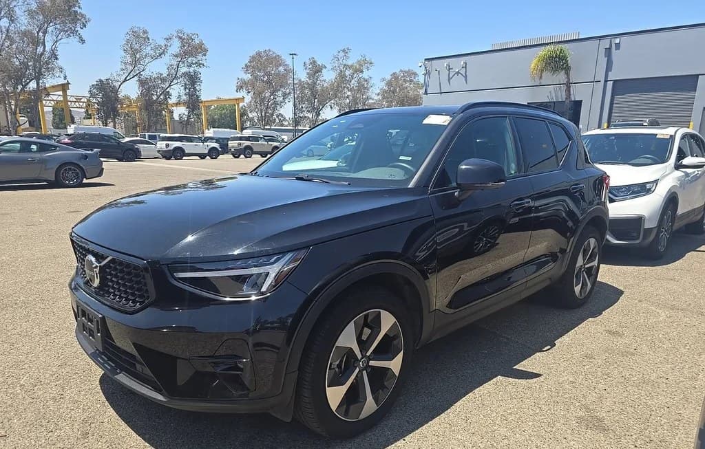 2025 VOLVO XC40 B5 PLUS DARK THEME