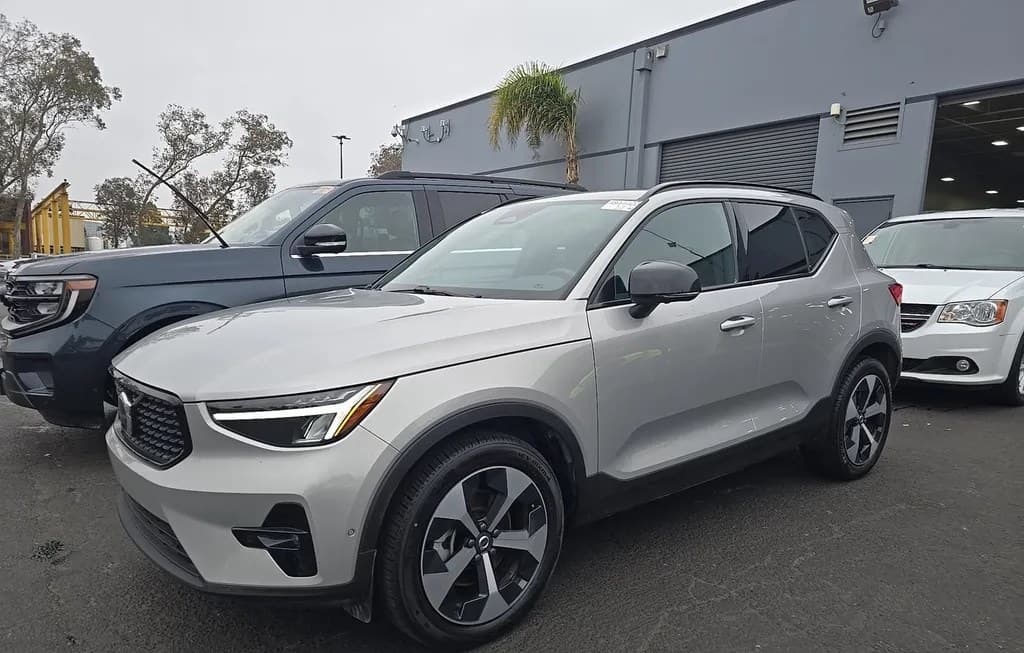 2025 VOLVO XC40 B5 PLUS DARK THEME