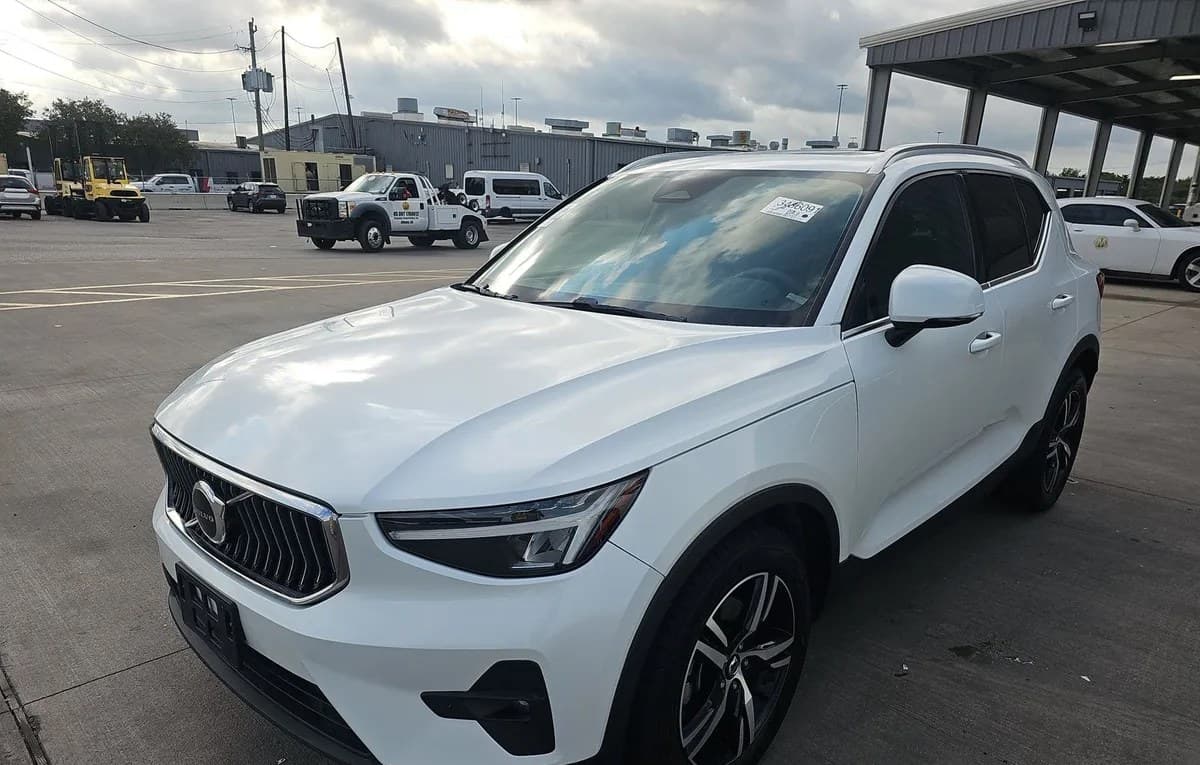 2023 VOLVO XC40 B5 Plus 2