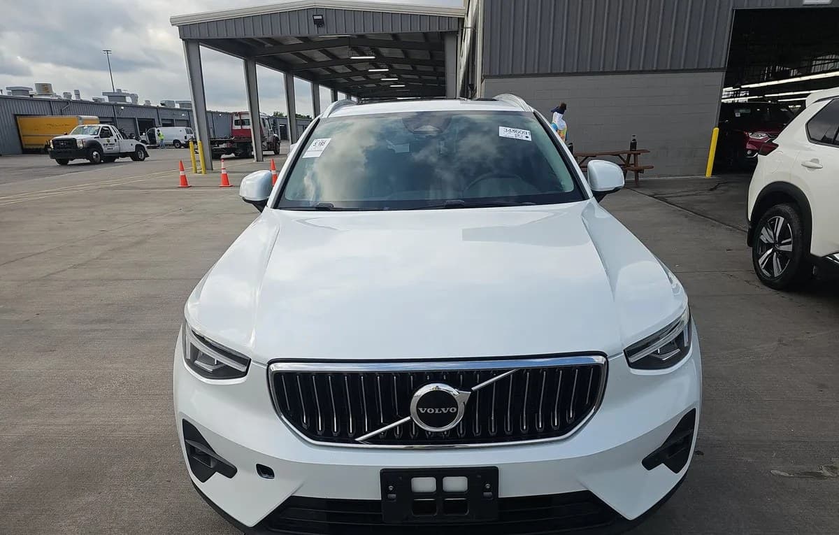 2023 VOLVO XC40 B5 Plus 3