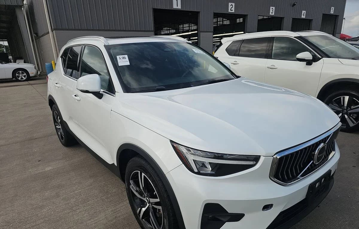 2023 VOLVO XC40 B5 Plus 4