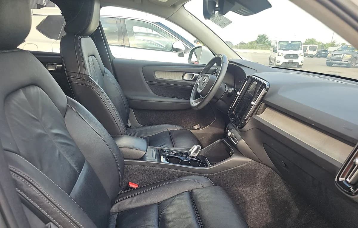 2023 VOLVO XC40 B5 Plus 5