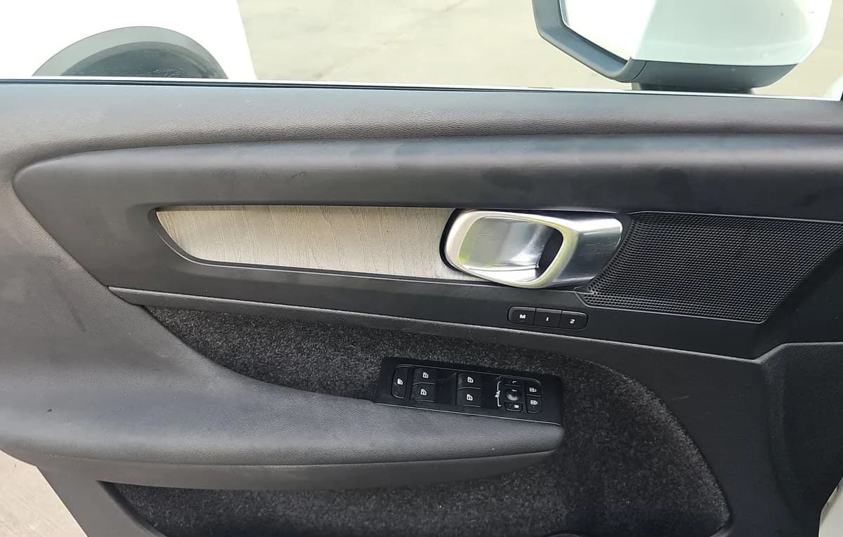 2023 VOLVO XC40 B5 Plus 6