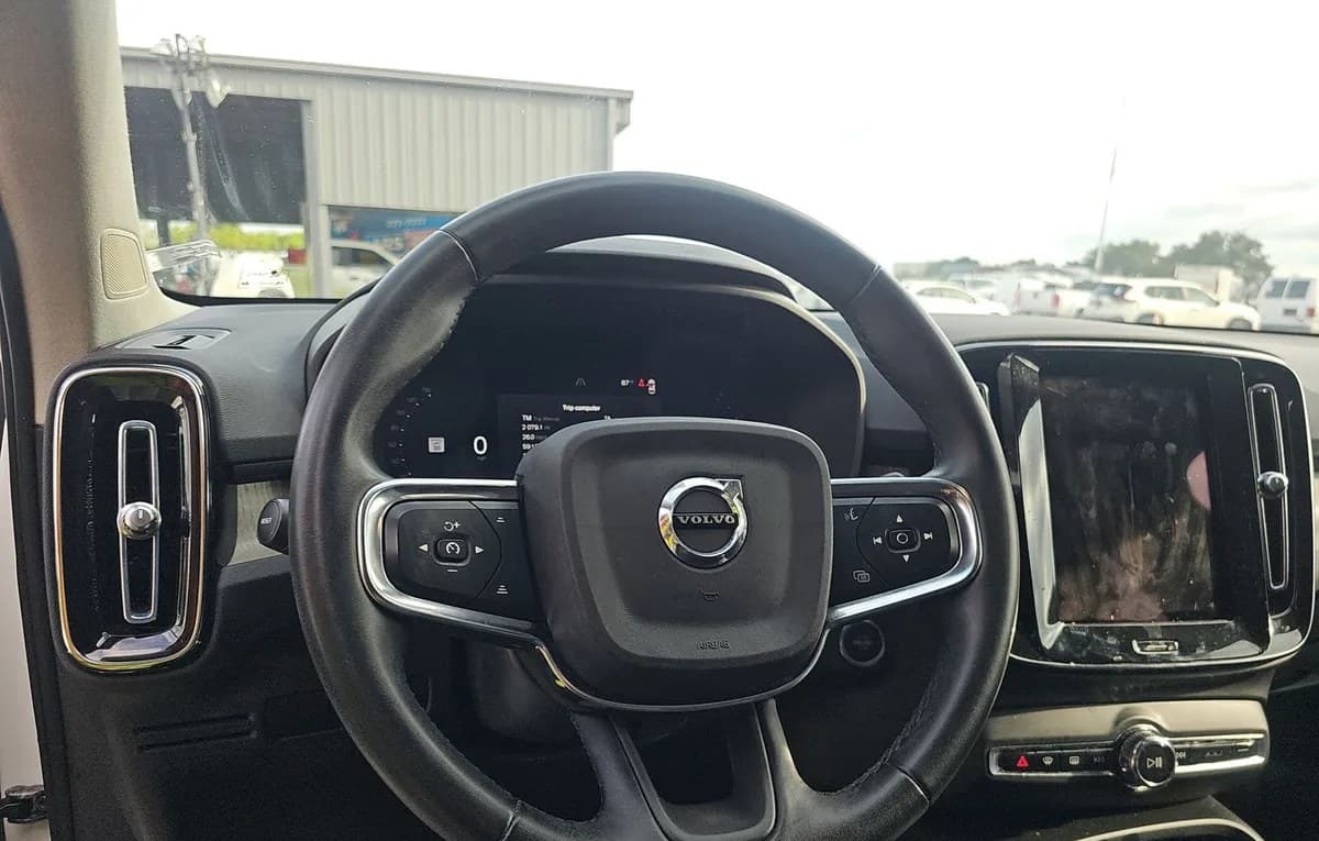 2023 VOLVO XC40 B5 Plus 7