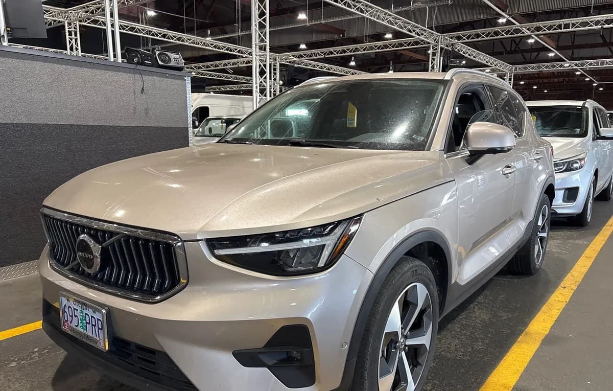 2024 VOLVO XC40 B5 Plus 2