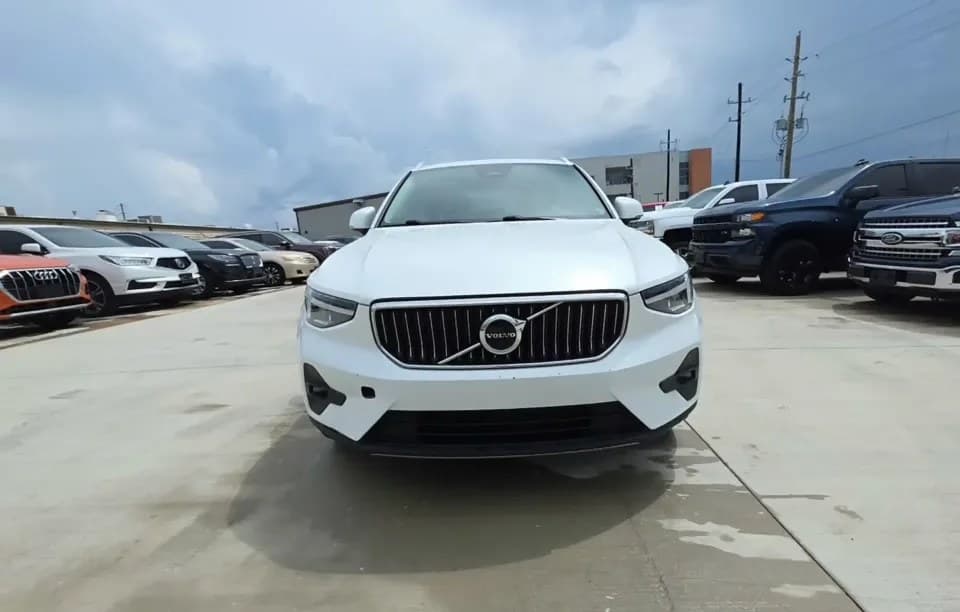 2023 VOLVO XC40 B5 Plus 2