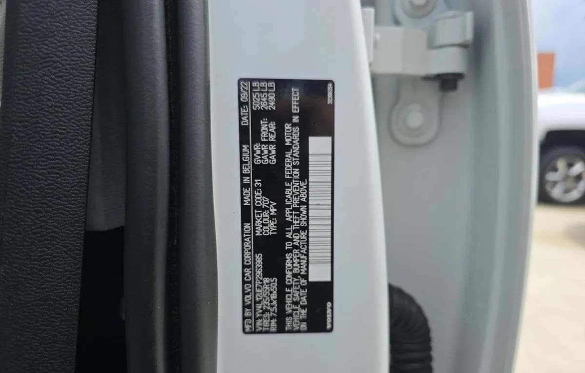 2023 VOLVO XC40 B5 Plus 3