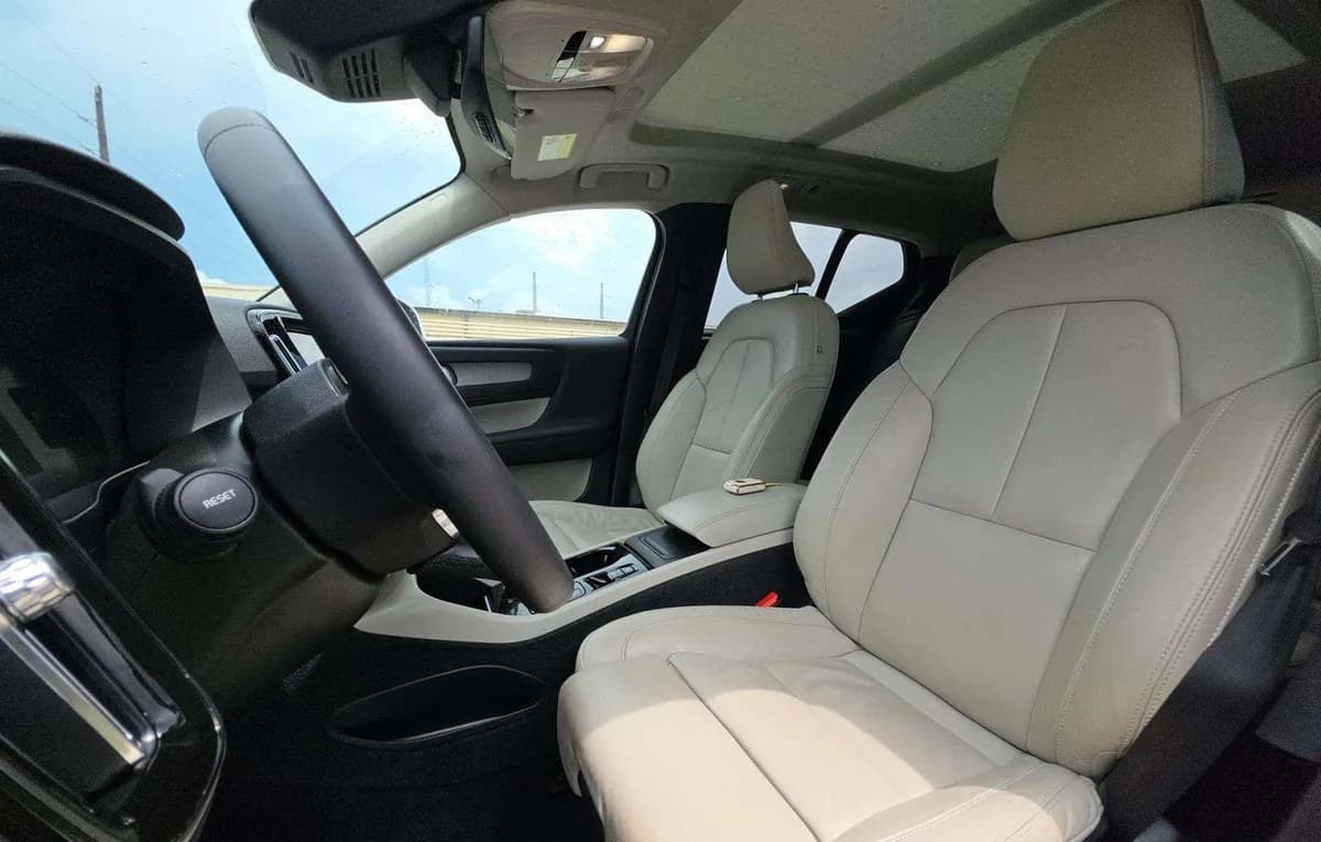 2023 VOLVO XC40 B5 Plus 4