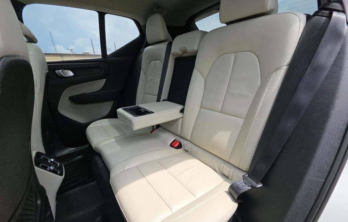 2023 VOLVO XC40 B5 Plus 7