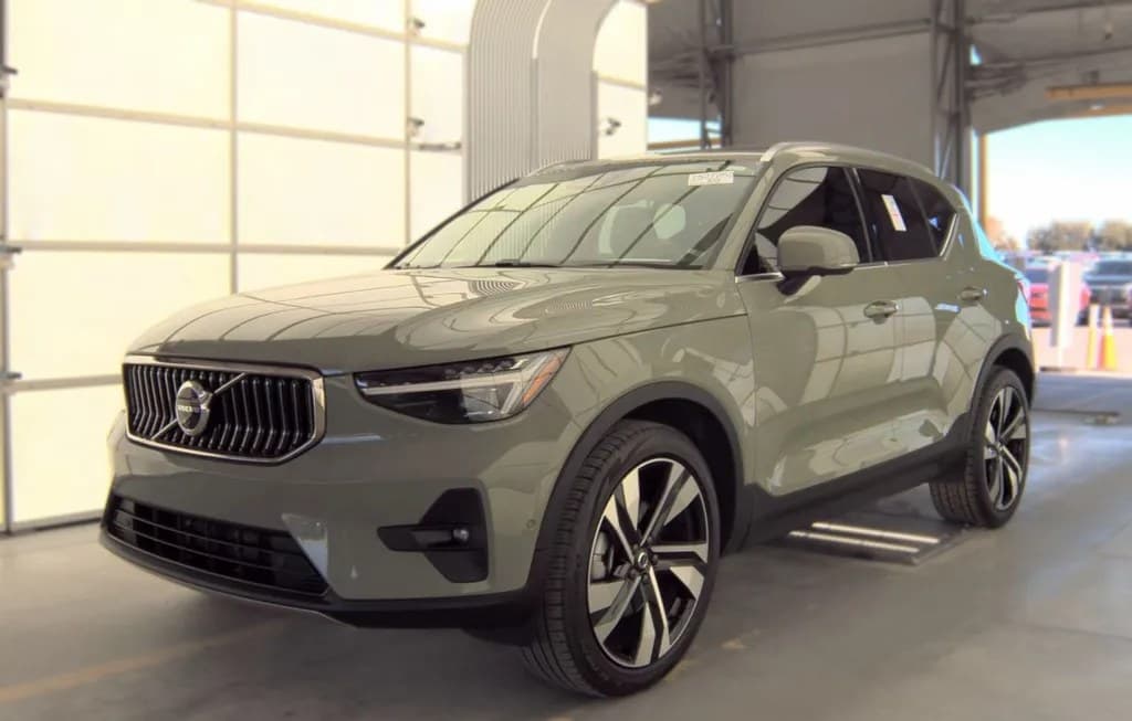 2024 VOLVO XC40 B5 PLUS BRIGHT THEME