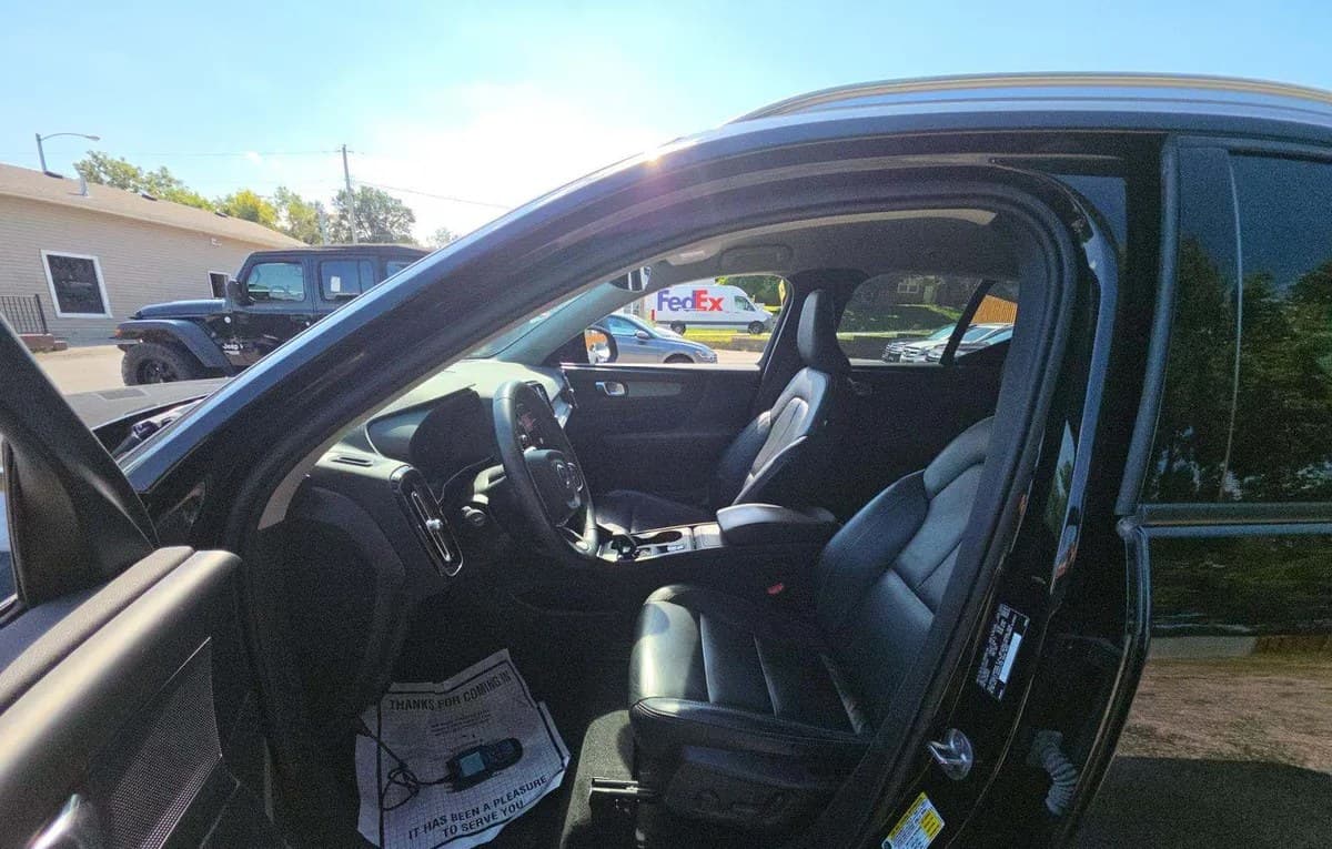 2023 VOLVO XC40 B5 Core 4