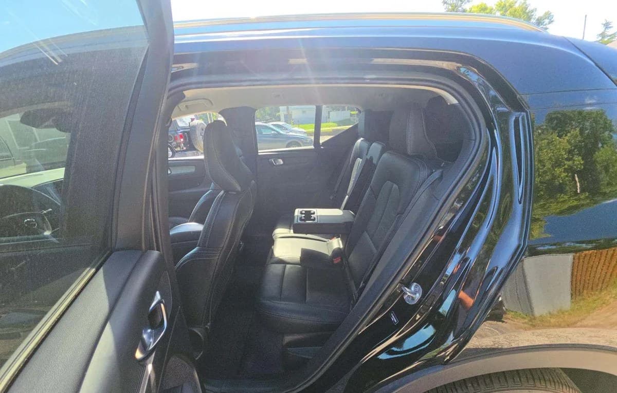 2023 VOLVO XC40 B5 Core 7