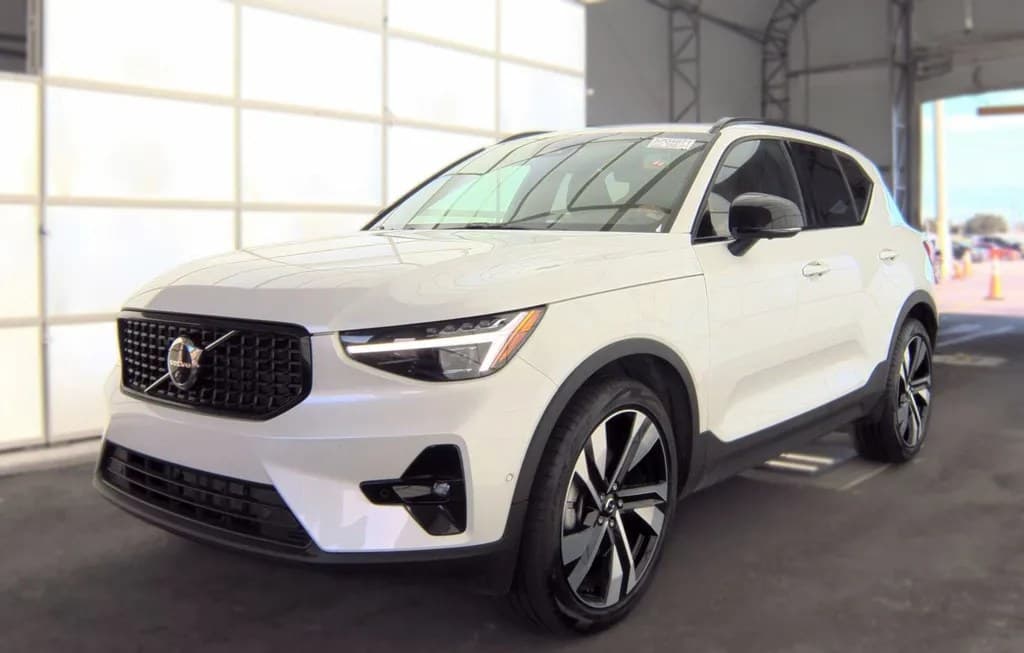 2024 VOLVO XC40 B5 PLUS DARK THEME