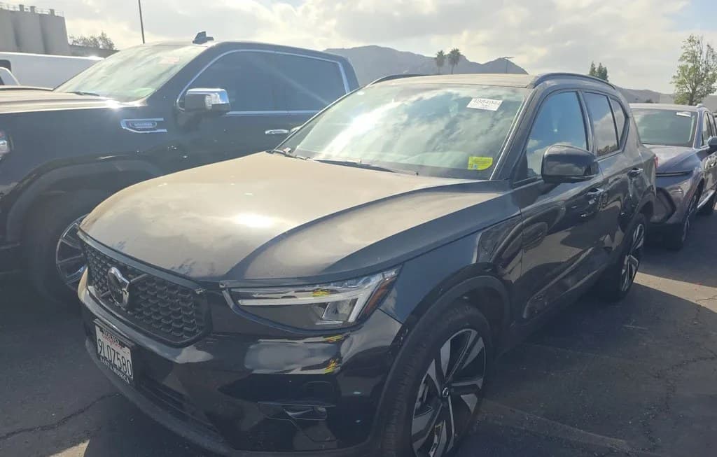 2024 VOLVO XC40 B5 PLUS DARK THEME