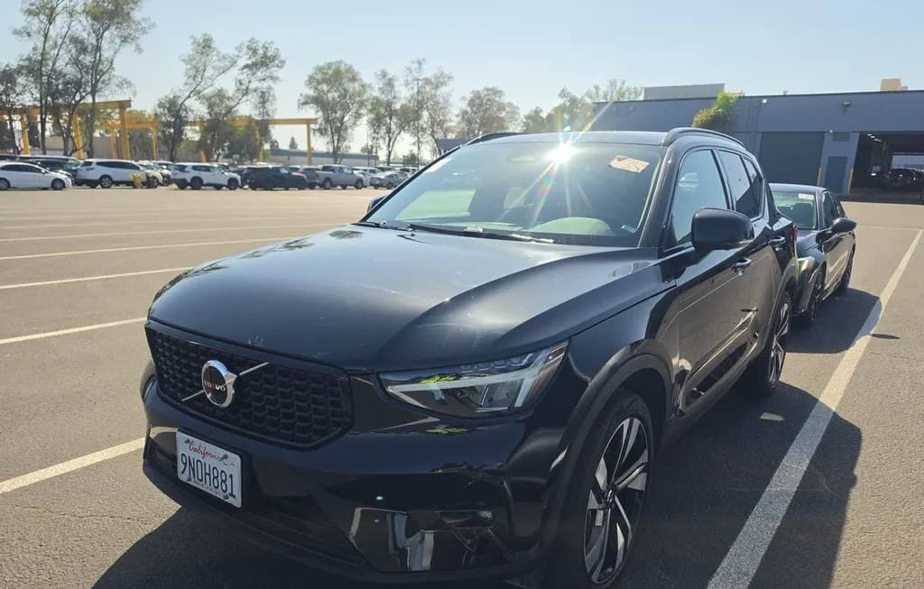 2024 VOLVO XC40 B5 PLUS DARK THEME