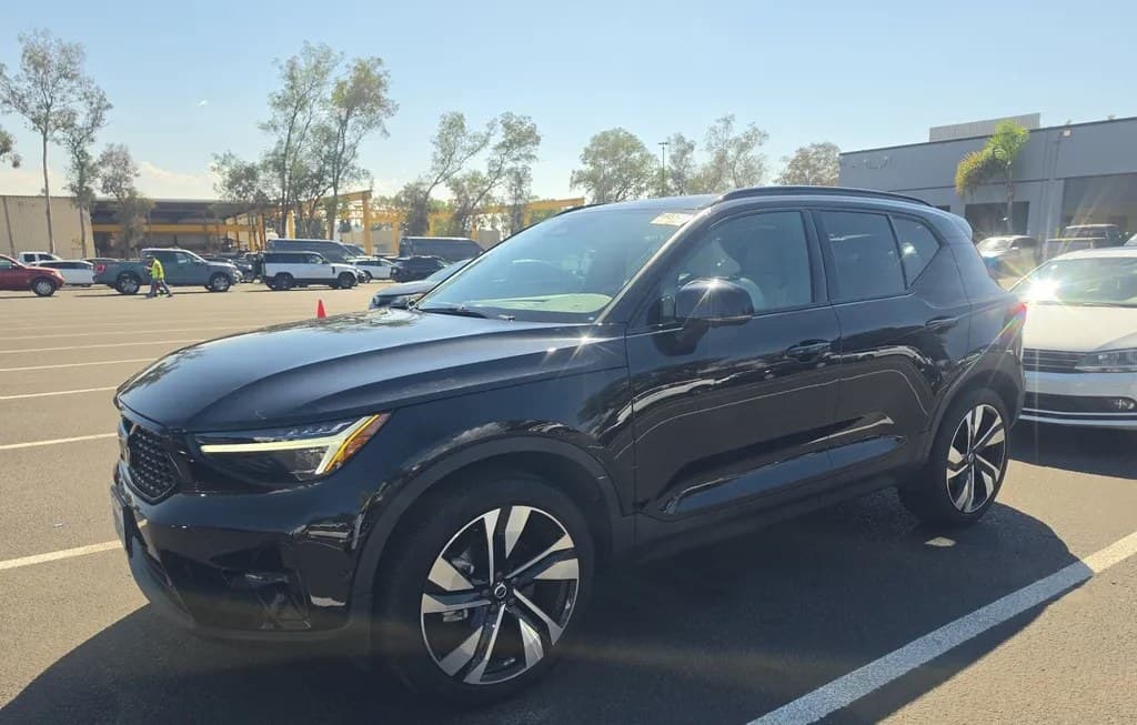 2025 VOLVO XC40 B5 ULTRA DARK THEME