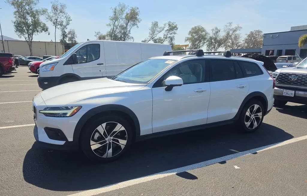 2025 VOLVO V60 CROSS COUNTRY B5 PLUS