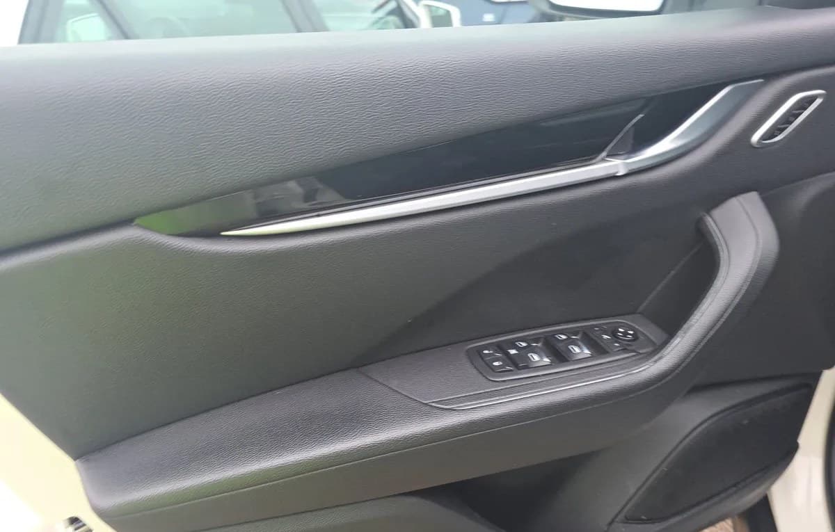 2021 MASERATI LEVANTE Base 6