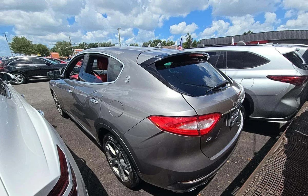 2019 MASERATI LEVANTE Base 3