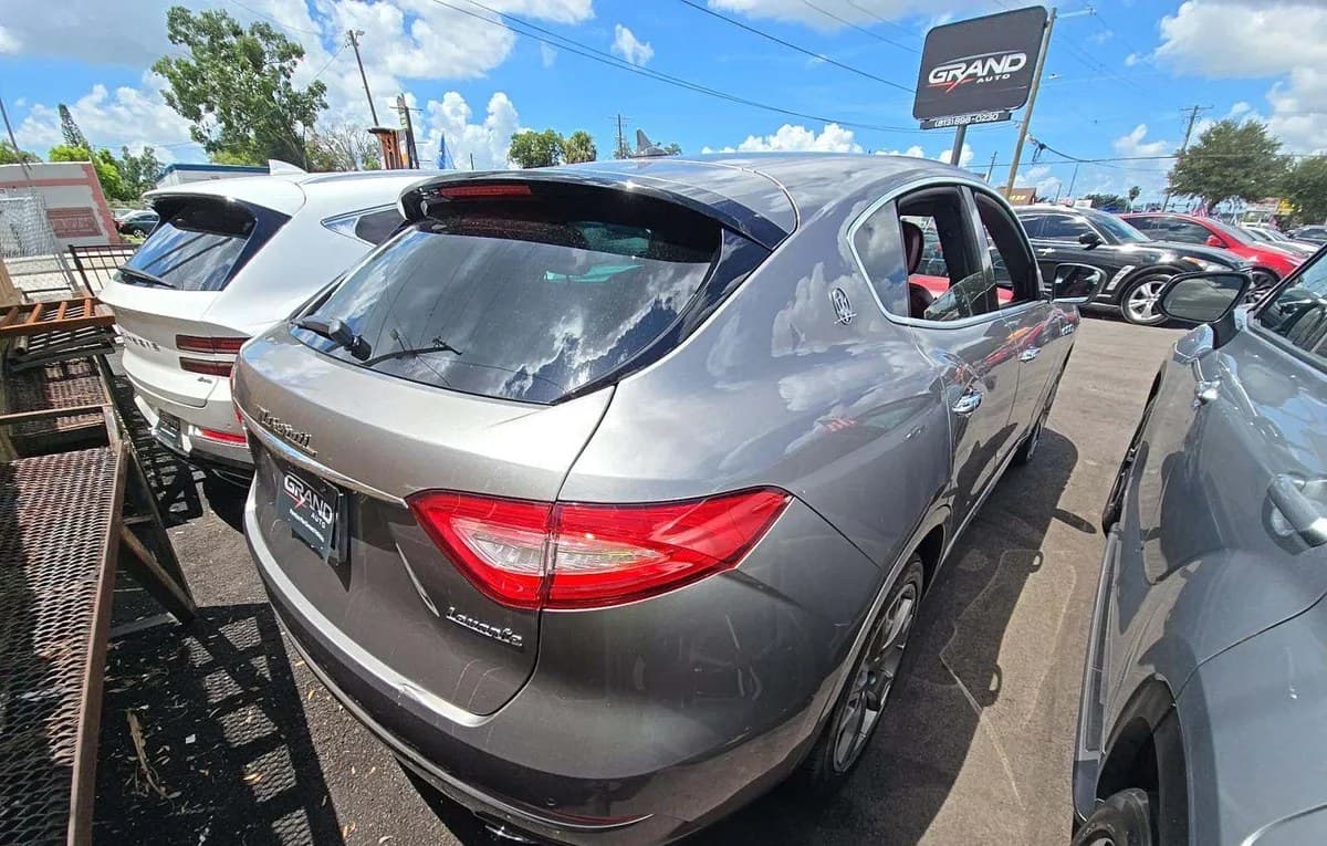 2019 MASERATI LEVANTE Base 4