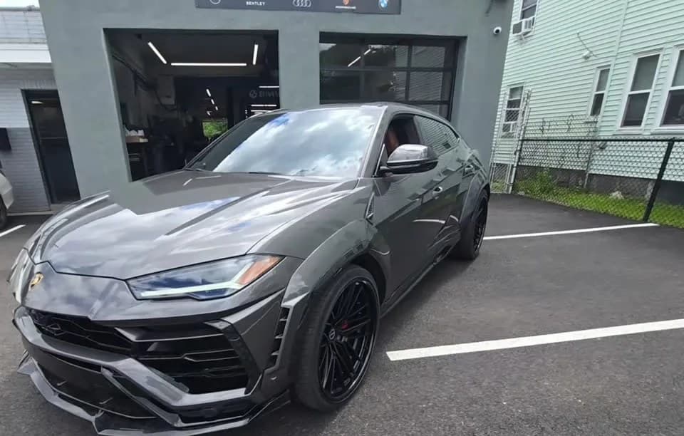 2022 LAMBORGHINI URUS GRAPHITE CAPSULE