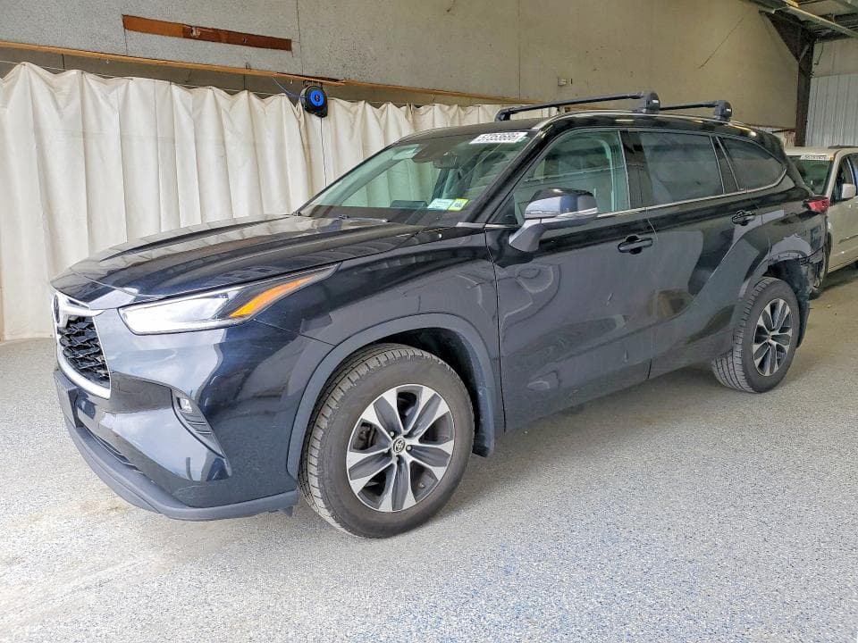 2021 TOYOTA HIGHLANDER XLE - 1