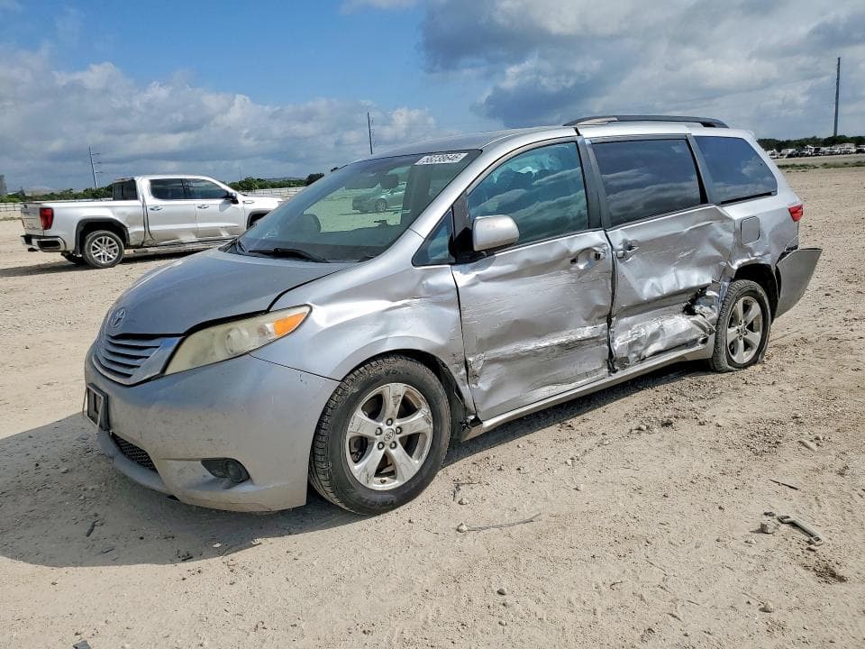 2017 TOYOTA SIENNA LE - 1