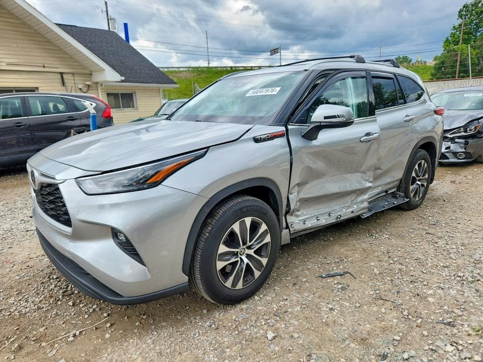 2022 TOYOTA HIGHLANDER XLE - 1
