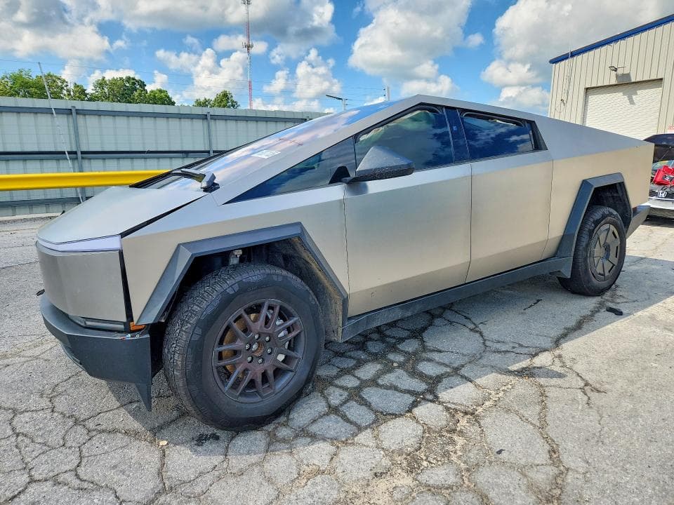 2025 TESLA CYBERTRUCK - 1