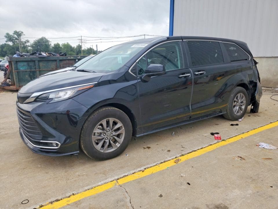 2023 TOYOTA SIENNA XLE - 1