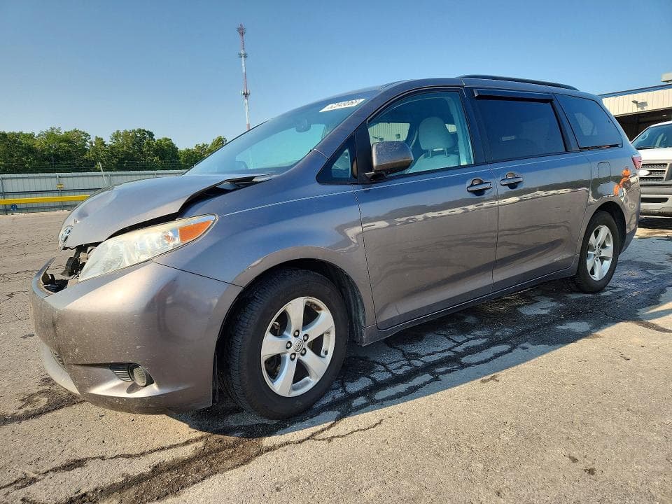 2017 TOYOTA SIENNA LE - 1