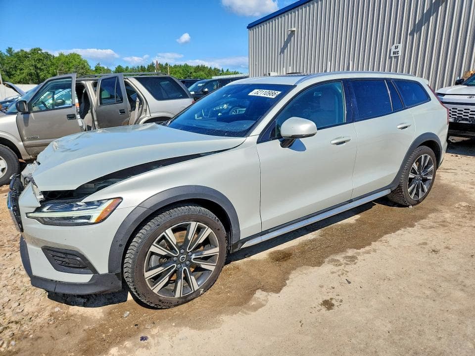 2020 VOLVO V60 CROSS COUNTRY T5 MOMENTUM - 1